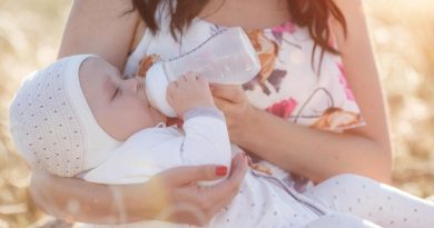 Majka drži bebu tokom hranjenja u toplom letnjem periodu